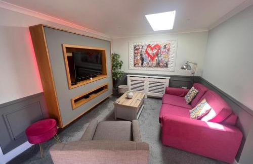 Skegness Villa | Exceptional Woodland Retreat with Hot Tub, Guest Rated 9.6