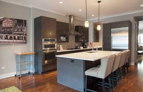 Lakeview House | Premium Wrigleyville Condo with Kitchen Near Wrigley Field