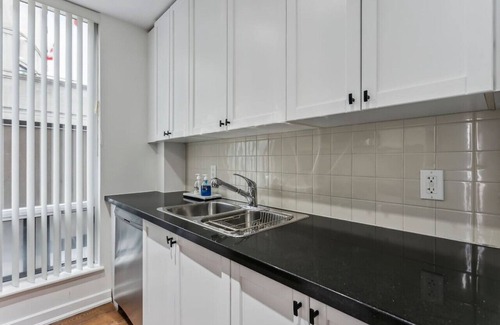 Yorkville Apartment | Luxury Yorkville 2bed 2bath 5 guests Parking
