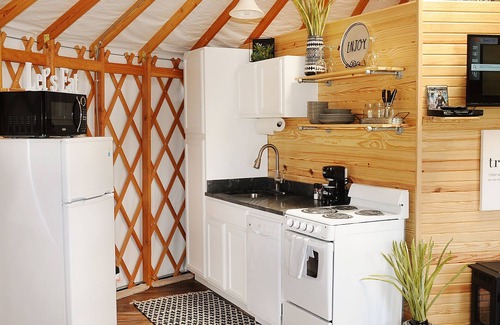 Glenwood Cabin | Romantic Yurt Getaway with Deck Hot Tub & Top-Rated Comfort