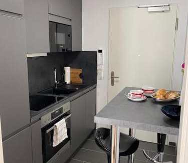 Gross Buchholz Apartment | Elegant Apartment in Prime Location - 9.3/10 Guest Rated