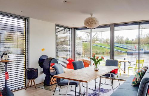 Kaninchenberg Boat Rental | Discover Floating-Workspace Courage: Your Ideal Retreat
