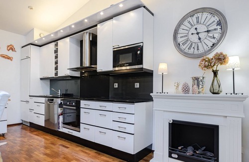 Toolo Apartment | Elegant Penthouse in Prime Location for Family Stays