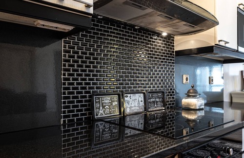 Toolo Apartment | Elegant Penthouse in Prime Location for Family Stays