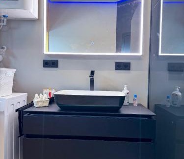 Graz-Straßgang Apartment | Elegant Penthouse with Views & Hot Tub in Graz