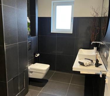 Kirchrode-Bemerode-Wulferode Villa | Elegant Villa Hannover Messe - Guest Rated 7.6/10