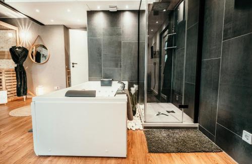 Godendorf Apartment | Indulgent Luxusloft Timeout with Private Spa and Hot Tub