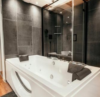 Godendorf Apartment | Indulgent Luxusloft Timeout with Private Spa and Hot Tub