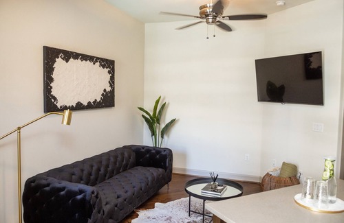 The Galleria Apartment | Inviting Luxx Galleria: King Bed & Poolside Relaxation