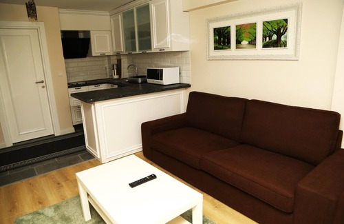Osmanbey House | Welcoming Luxx Suite: Family-Friendly with Breakfast Included