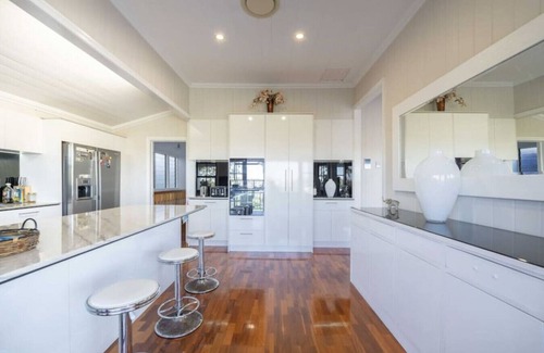 West End House | WE16 4B3B Retreat with Parking & HomePod Music System
