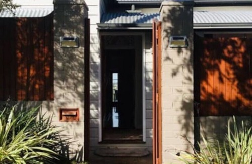 West End House | WE16 4B3B Retreat with Parking & HomePod Music System