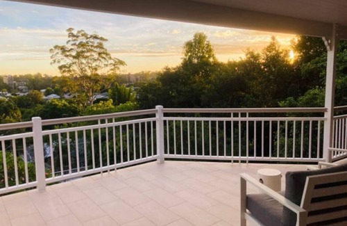 West End House | WE16 4B3B Retreat with Parking & HomePod Music System
