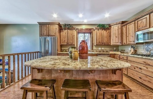 Lincoln Park House | Elegant Lv12 Villa: Hot Tub Retreat Near Skiing