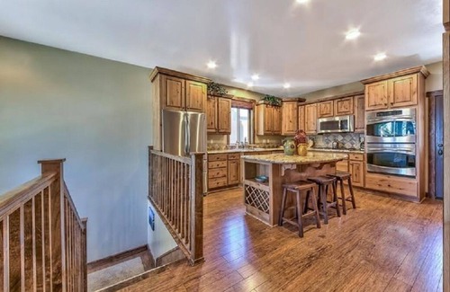 Lincoln Park House | Elegant Lv12 Villa: Hot Tub Retreat Near Skiing