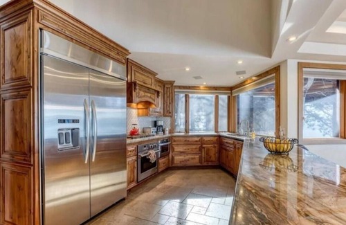Lakeridge House | Lakefront Estate with Breathtaking Views and Top Amenities
