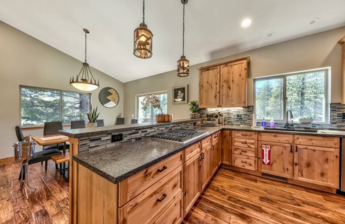 Tahoe Paradise House | Experience Lx24 South Lake Tahoe: Pet-Friendly Cabin Retreat