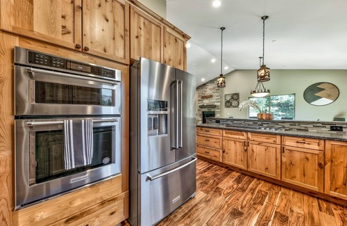 Tahoe Paradise House | Experience Lx24 South Lake Tahoe: Pet-Friendly Cabin Retreat