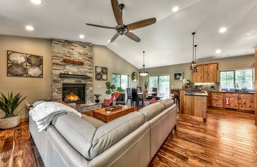 Tahoe Paradise House | Experience Lx24 South Lake Tahoe: Pet-Friendly Cabin Retreat