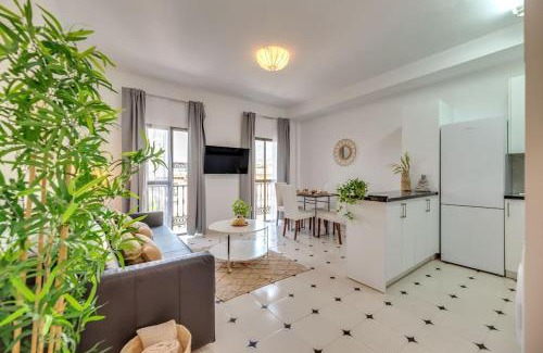 Arroyo de la Miel Apartment | Stylish LXR La Perla Renovated 2HAB Apartment for Families