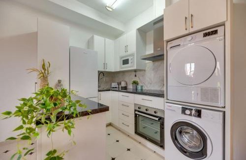 Arroyo de la Miel Apartment | Stylish LXR La Perla Renovated 2HAB Apartment for Families