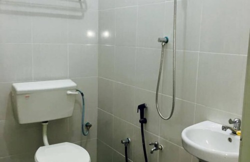 Air Hangat Hotel | Budget-Friendly Lyaa Resthouse: Child-Friendly with Breakfast