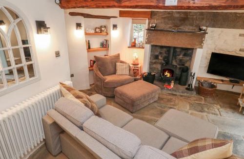 Eyam House | Family-Friendly Lydgate Cottage with Pet Amenities & 9.5 Rating