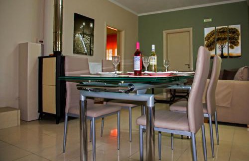 Makhairoi Apartment | Oceanfront Lydia's Apartment - Guest Rated 9.8/10