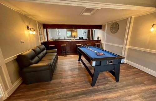 Swaffham Hotel | Experience Lydney House Hotel: Sleeps 22 with Top Amenities