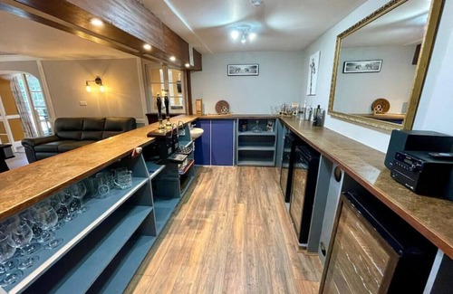 Swaffham Hotel | Experience Lydney House Hotel: Sleeps 22 with Top Amenities