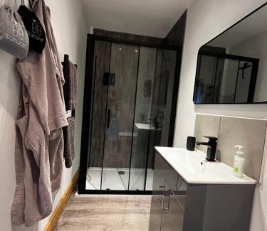New Forest District House | Relaxing Lynbrook Cabin with Hot Tub in New Forest