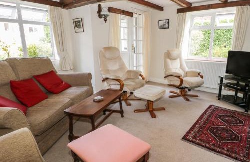 Fylingthorpe House | Cozy Lyndale Cottage: Child-Friendly Retreat with Great Reviews