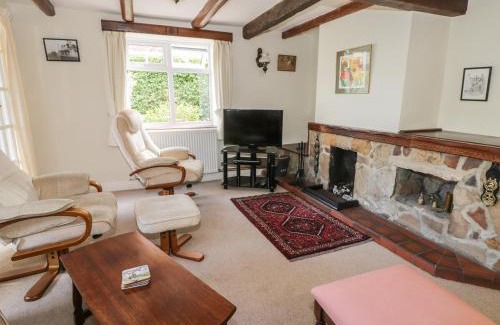 Fylingthorpe House | Cozy Lyndale Cottage: Child-Friendly Retreat with Great Reviews