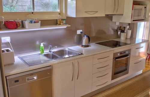 Trentham Cottage | Historic Lynden Cottage: Perfect Family Getaway in Trentham