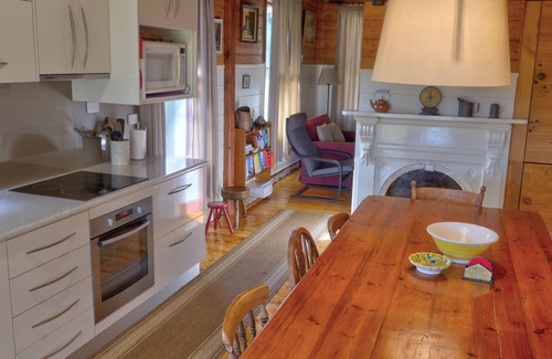 Trentham Cottage | Historic Lynden Cottage: Perfect Family Getaway in Trentham