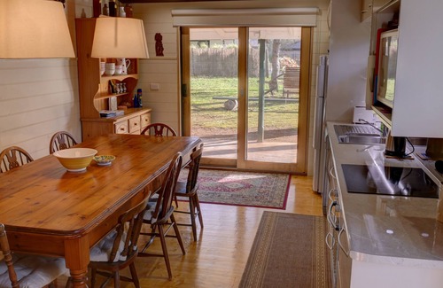 Trentham Cottage | Historic Lynden Cottage: Perfect Family Getaway in Trentham