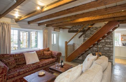 Leyburn House | Elegant Lyndhurst Cottage: 5-Star, Pet-Friendly Retreat