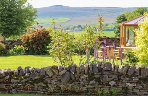 Leyburn House | Elegant Lyndhurst Cottage: 5-Star, Pet-Friendly Retreat