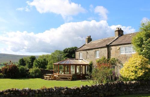 Leyburn House | Elegant Lyndhurst Cottage: 5-Star, Pet-Friendly Retreat
