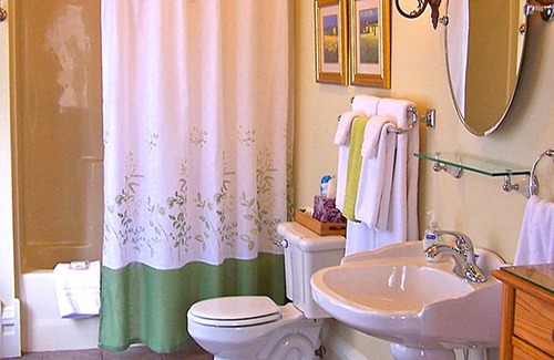 Northside District Bed & Breakfast | Discover Lyndon House B&B: Eco-Friendly Comfort Awaits