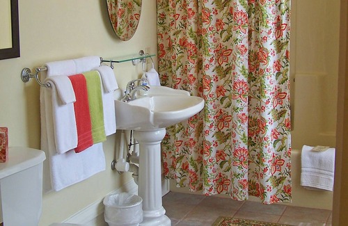 Northside District Bed & Breakfast | Discover Lyndon House B&B: Eco-Friendly Comfort Awaits