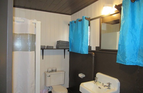 Almo Hotel | Dog-Friendly Lynnhurst Resort Motel with Jet Ski Rentals