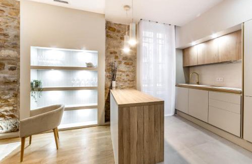 Les Cordeliers Apartment | Elegant Lyon Hypercentre Les Cordeliers with Spa & Family Perks
