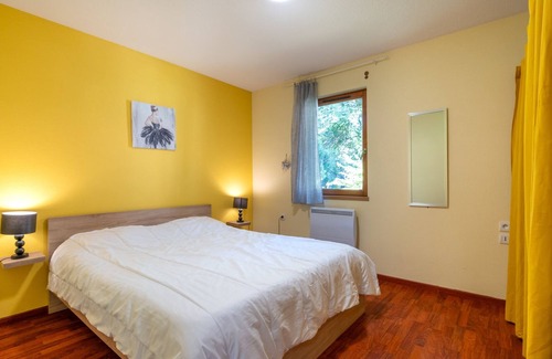 Montoulieu Apartment | Charming Lys des Pyrénées: Mountain View Chalet with Spa