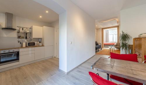 Guillemins Apartment | Inviting Lyves: Child-Friendly with Delicious Breakfast