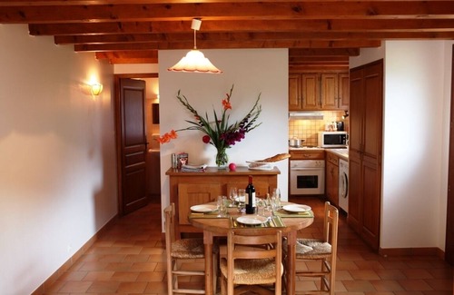 Les Vignes House | Cozy Retreat at Clévacances: Ideal for Families and Friends
