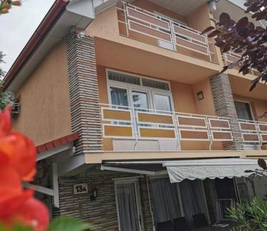 Balatonszarszo Villa | Májusfa: Guest Rated 9.7 with Family-Friendly Amenities