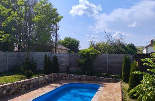 Matraterenye Apartment | Cozy Mátrai Vadászház: 10/10 Rated with Hot Tub & Kitchen