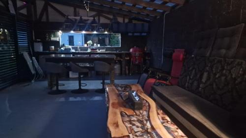 Haademeeste Ski Chalet | Discover Mäeotsa Saunamaja: Oceanfront Retreat with Breakfast