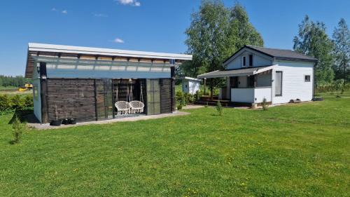 Haademeeste Ski Chalet | Discover Mäeotsa Saunamaja: Oceanfront Retreat with Breakfast
